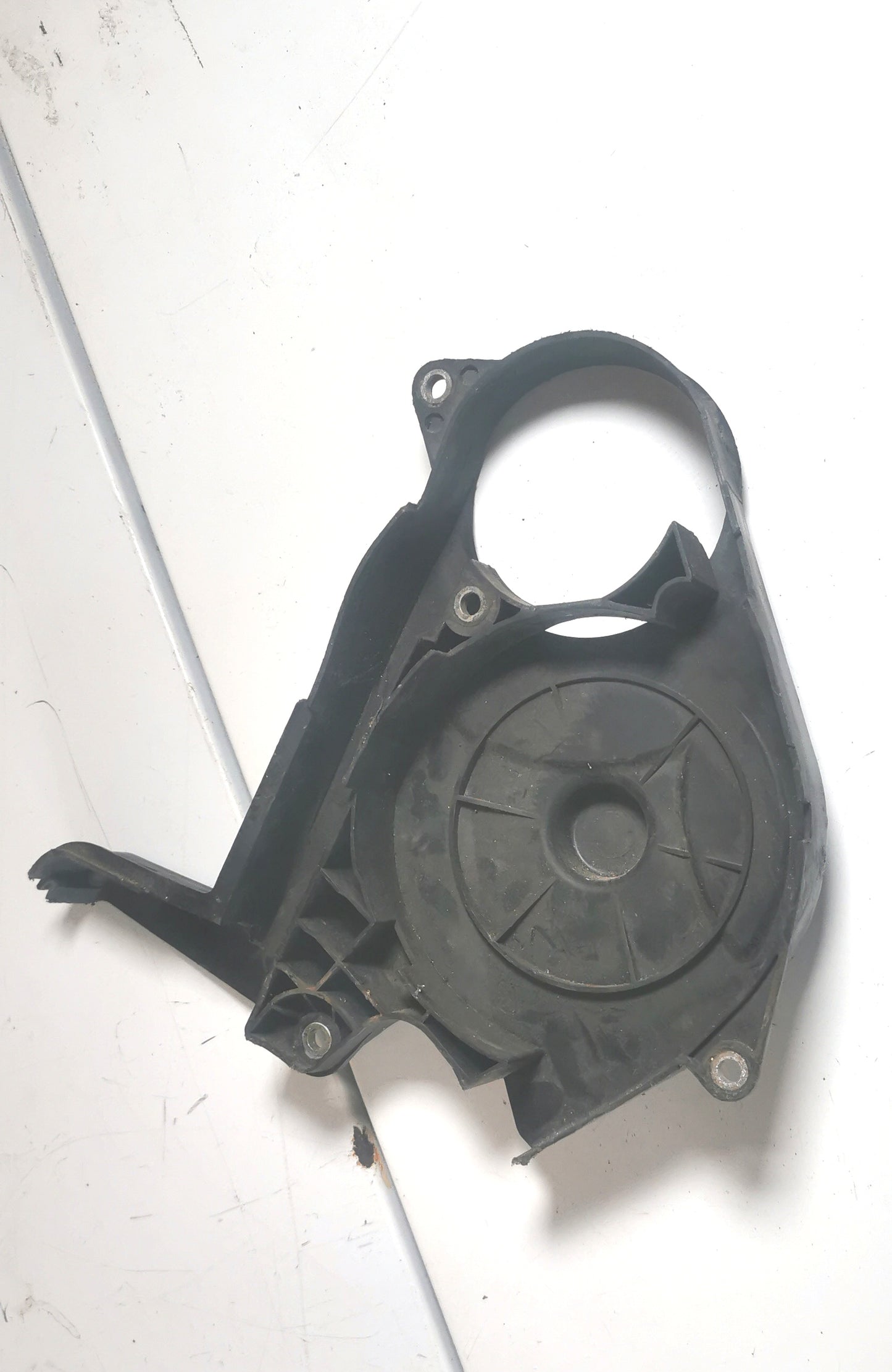 Carter de protection inférieur pour courroie de distribution