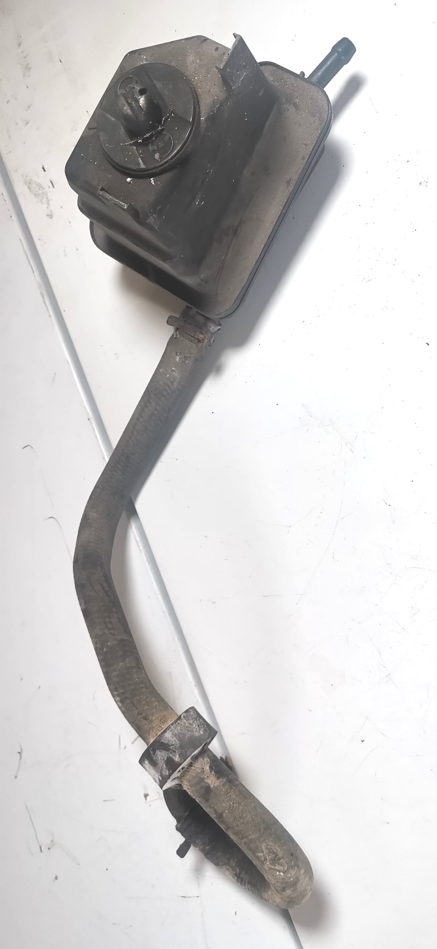 Réservoir liquide de direction assistée