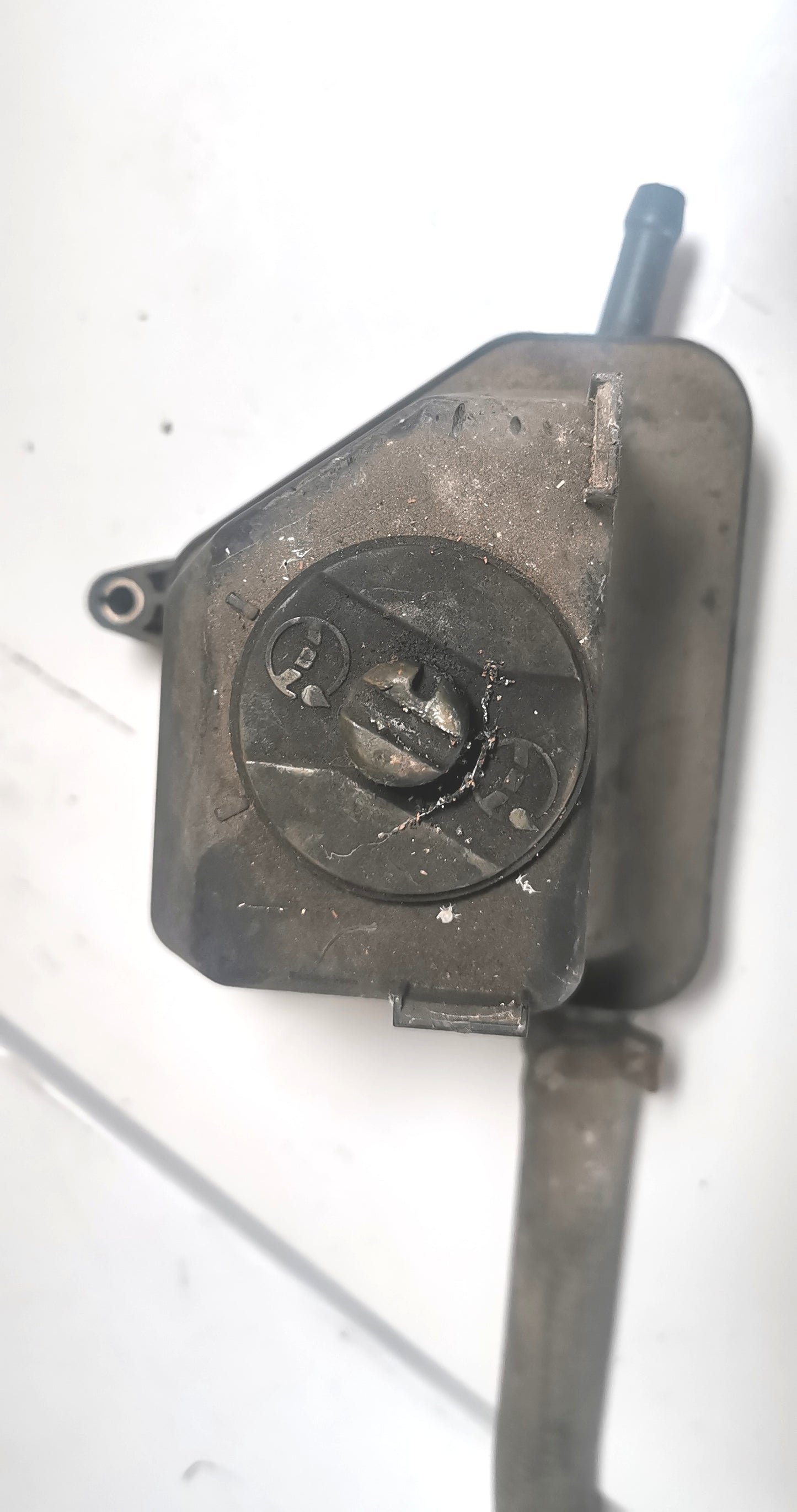 Réservoir liquide de direction assistée