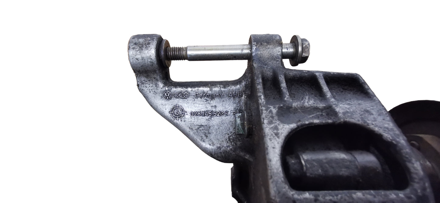 Support pompe Direction assistée Golf 3 Vento Caddy 2 028145523E